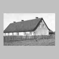 004-0020 In diesem Bartenhofer Haus wohnten die Familien Heinrich Behrendt, Buk und Klatt.jpg